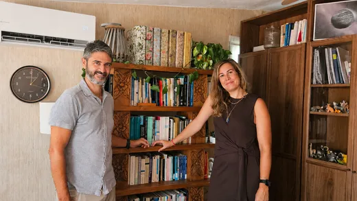 Ángela y Jesús junto a una librería en un momento distendido dentro de la consulta